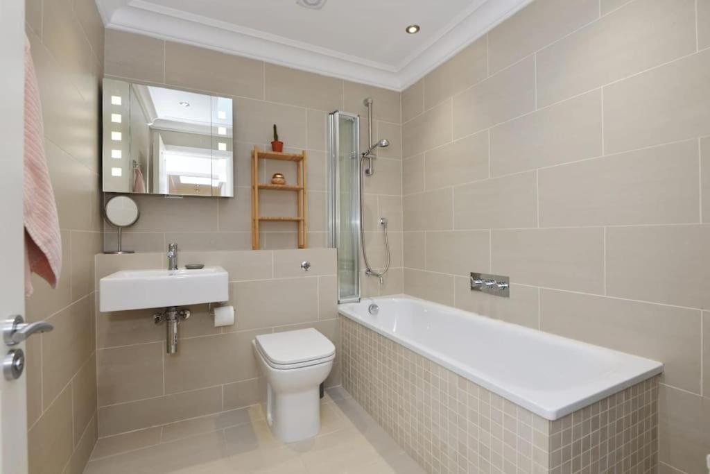 Apartment Cosy Flat Of 2 Bed And 2 Toilet London