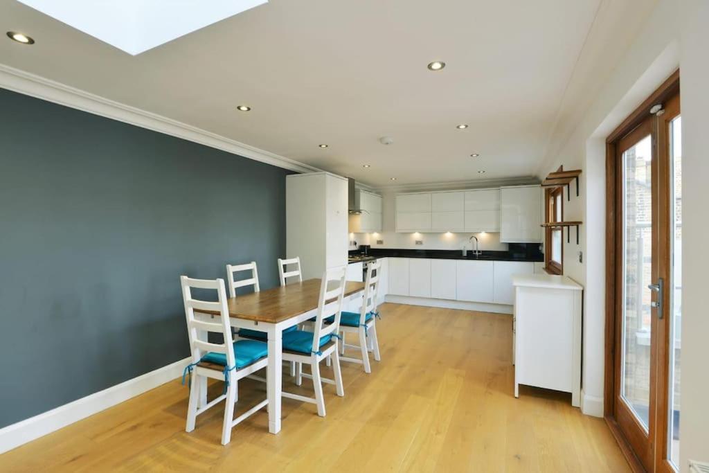 Cosy Flat Of 2 Bed And 2 Toilet *