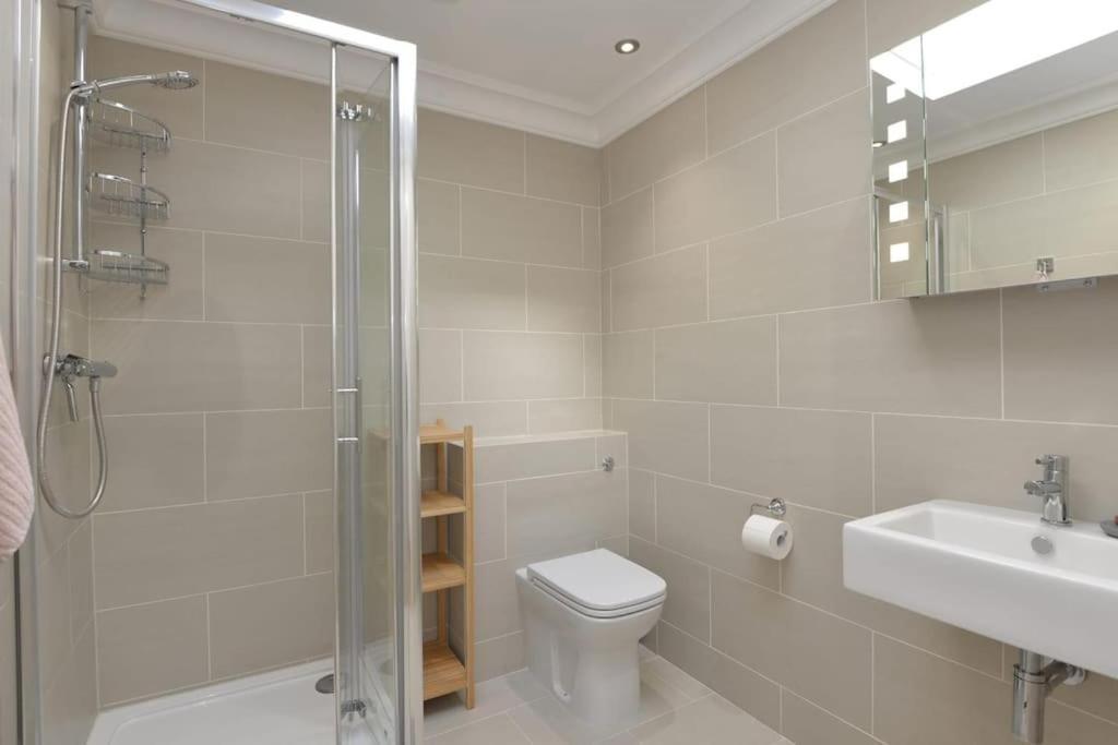 Cosy Flat Of 2 Bed And 2 Toilet London